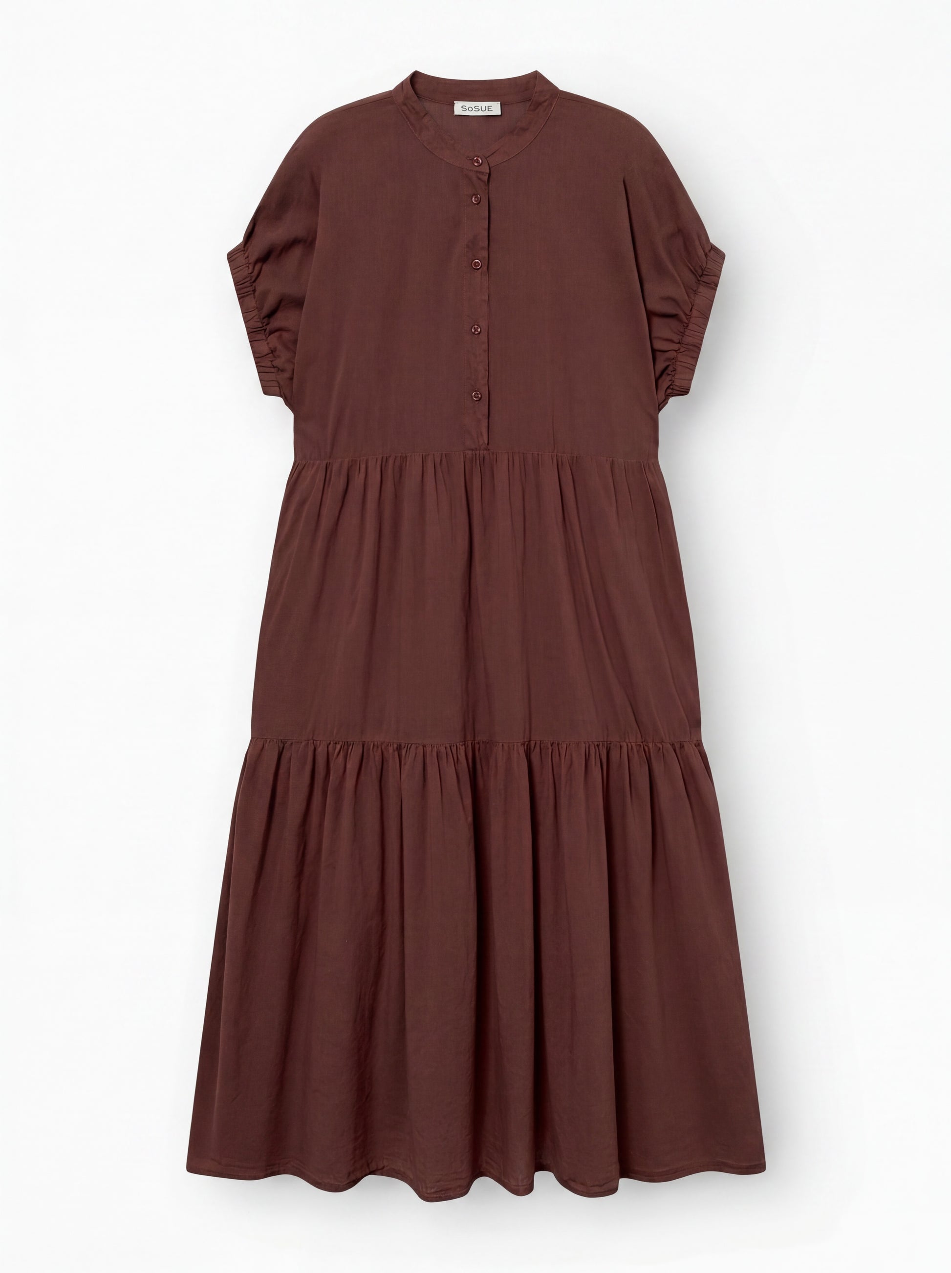 Das Kleid Cowboy Boho Brown ist ein braunes, kurzärmeliges Midikleid mit Stufenrock, Knopfleiste und Rundkragen aus Baumwoll-Voile - ideal für Ihr neues Sommerkleid Braun. Abgebildet auf einem einfarbig weißen Hintergrund.