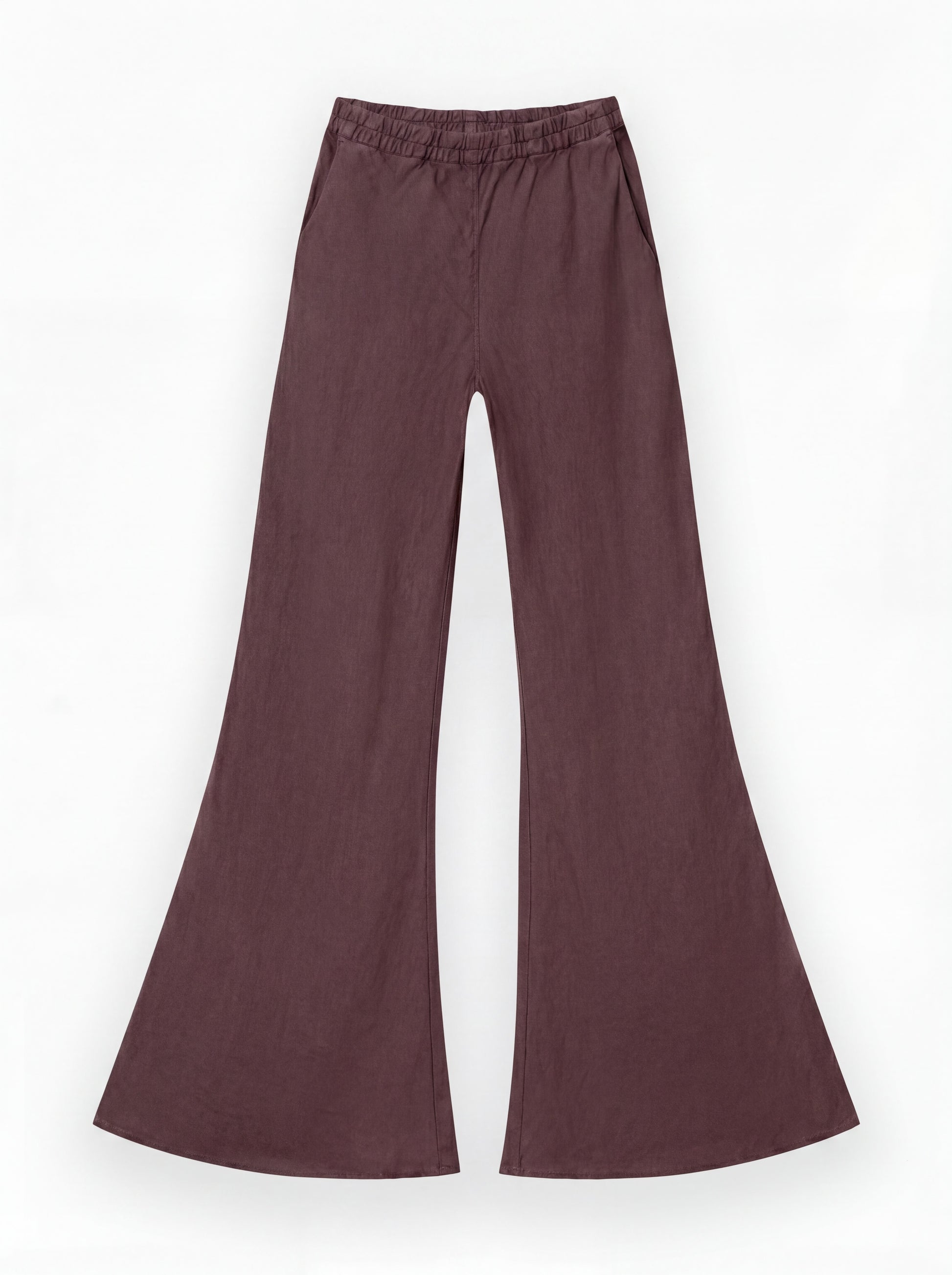 Weite, hochtaillierte Hose Joana Brown in unifarbenem, dunklem Mauve, mit elastischem Bund und ausgestellter Hose, flach auf weißem Grund.