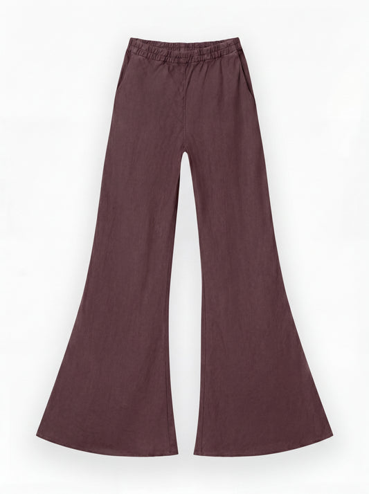 Weite, hochtaillierte Hose Joana Brown in unifarbenem, dunklem Mauve, mit elastischem Bund und ausgestellter Hose, flach auf weißem Grund.