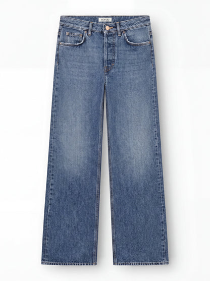 Die NOLA Jeans Light Blue – Wide Leg Damenjeans zeichnet sich durch eine hohe Taille, einen weiten Beinschnitt, ein klassisches Fünf-Taschen-Design, einen Metallknopfverschluss und dezente Verwaschungen auf der Vorderseite aus. Hergestellt aus hochwertigem Denim in Italien für zeitlosen Stil und Qualität.
