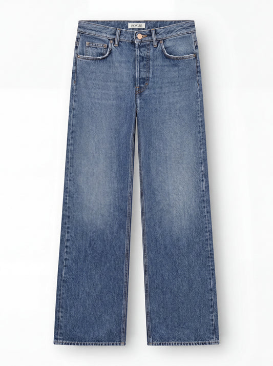 NOLA Jeans Light Blue – Damenjeans mit weitem Bein aus Premium-Denim, hergestellt in Italien; hohe Taillenlinie mit Knopf- und Reißverschluss, Vorder- und Gesäßtaschen sowie dezenten Ausbleichungen an den Oberschenkeln.