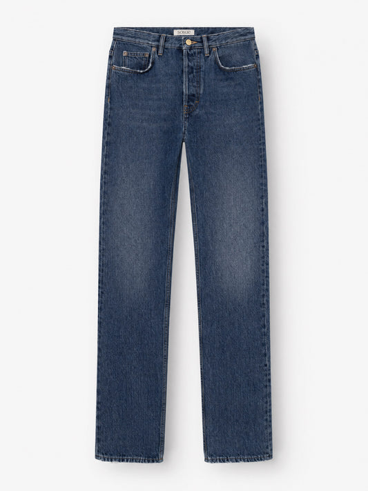 Die SIENNA Jeans Dark Blue – Straight Leg, eine Damenjeans aus Premium-Denim „Made in Italy“, zeichnet sich durch einen klassischen Straight-Leg-Schnitt, einen Knopf- und Reißverschluss, Vorder- und Gesäßtaschen sowie dezente Ausbleichungen an den Oberschenkeln aus, die vor einem weißen Hintergrund zur Geltung kommen.