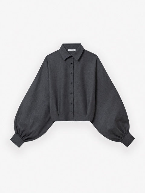 Die Bluse „Antonia Short Flanell Anthrazit“ ist eine dunkelgraue, kurz geschnittene Bluse mit einer besonders weiten Silhouette und langen Ballonärmeln mit breiten Manschetten. Sie besteht aus weichem Baumwollflanell und wird vor weißem Hintergrund präsentiert.