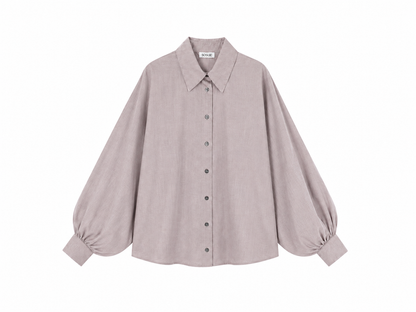 Bluse „Antonia Flanell Light Taupe“ in einem zarten Mauve-Ton mit Oversize-Schnitt, langen, weit geschnittenen Ballonärmeln, klassischem Kragen und geknöpften Manschetten; präsentiert vor einem schlichten weißen Hintergrund.