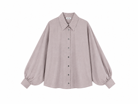 Bluse „Antonia Flanell Light Taupe“ in einem zarten Mauve-Ton mit Oversize-Schnitt, langen, weit geschnittenen Ballonärmeln, klassischem Kragen und geknöpften Manschetten; präsentiert vor einem schlichten weißen Hintergrund.