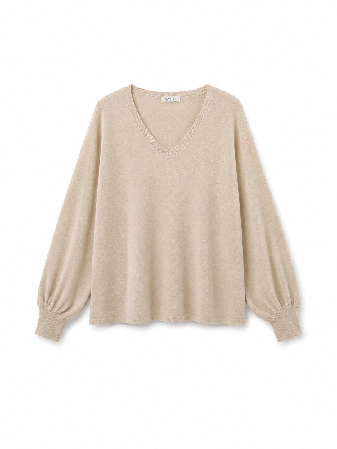Der Pullover „Antonia“ mit V-Ausschnitt in der Farbe „Powder“ (Beige) wird vor einem weißen Hintergrund präsentiert. Er verfügt über lange Ärmel, eine lockere Passform und elegante Ballonärmel. Dieser Pullover aus Merinowolle verbindet zeitlosen Stil mit außergewöhnlichem Tragekomfort.