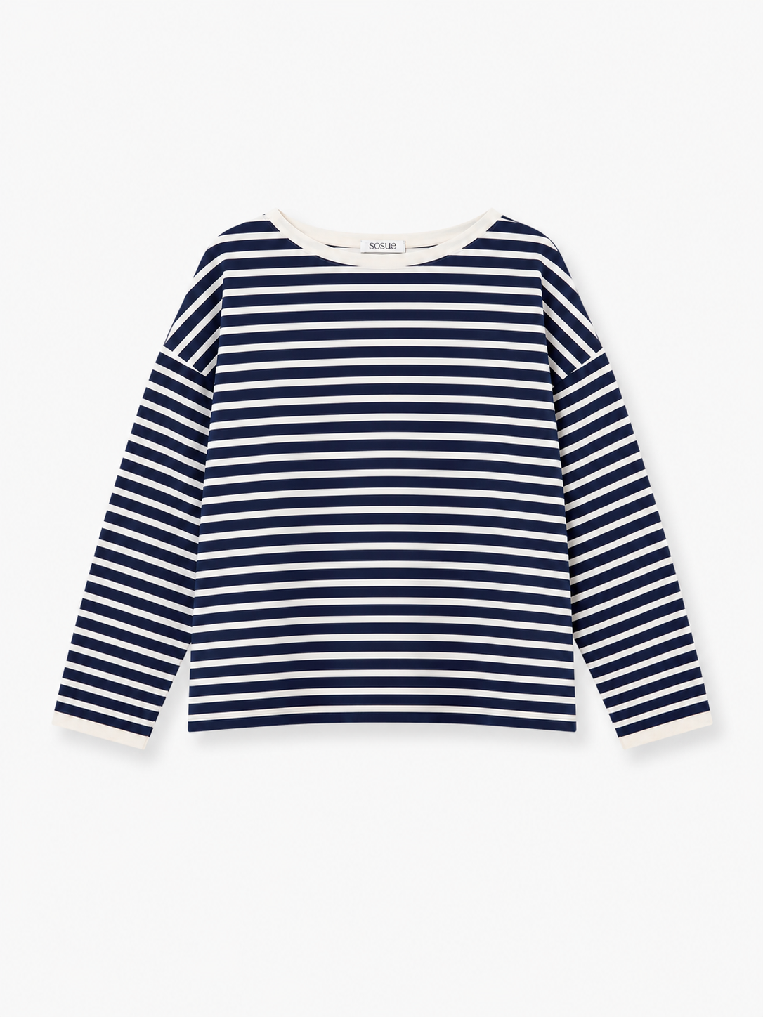 Ein langärmeliges Sweatshirt „Sailor Stripe Navy Ecru“ mit horizontalen Streifen in Marineblau und Ecru, flach auf einem weißen Hintergrund abgebildet. Der U-Boot-Ausschnitt, die Ärmelbündchen und der Saum sind in einem strahlenden Weiß gehalten.