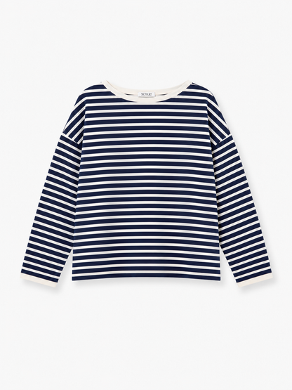 Ein langärmeliges Sweatshirt „Sailor Stripe Navy Ecru“ mit horizontalen Streifen in Marineblau und Ecru, flach auf einem weißen Hintergrund abgebildet. Der U-Boot-Ausschnitt, die Ärmelbündchen und der Saum sind in einem strahlenden Weiß gehalten.