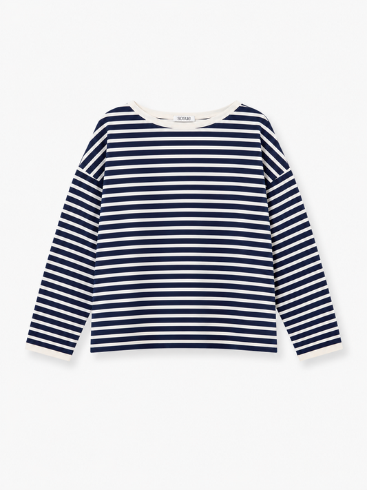 Ein langärmeliges Sweatshirt „Sailor Stripe Navy Ecru“ mit horizontalen Streifen in Marineblau und Ecru, flach auf einem weißen Hintergrund abgebildet. Der U-Boot-Ausschnitt, die Ärmelbündchen und der Saum sind in einem strahlenden Weiß gehalten.
