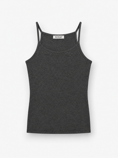 Das Kaschmir-Tanktop „Rib Anthrazit“ in Dunkelgrau, ärmellos und mit dünnen Spaghettiträgern, liegt flach auf einem weißen Hintergrund. Im Ausschnitt befindet sich ein kleines SOSUE-Markenetikett. Dieses schicke Kaschmir-Tanktop wurde in Portugal meisterhaft gefertigt und verleiht Ihnen einen Hauch von dezentem Luxus.