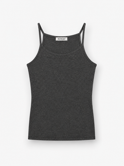 Das Kaschmir-Tanktop „Rib Anthrazit“ in Dunkelgrau, ärmellos und mit dünnen Spaghettiträgern, liegt flach auf einem weißen Hintergrund. Im Ausschnitt befindet sich ein kleines SOSUE-Markenetikett. Dieses schicke Kaschmir-Tanktop wurde in Portugal meisterhaft gefertigt und verleiht Ihnen einen Hauch von dezentem Luxus.
