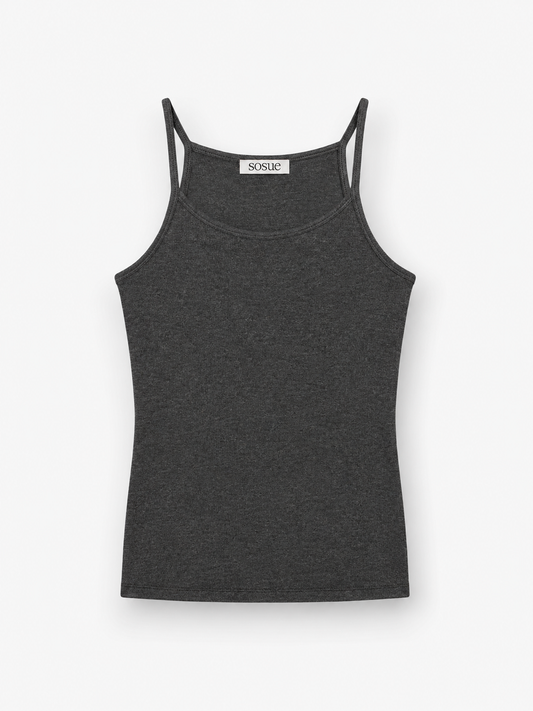 Das Kaschmir-Tanktop „Rib Anthrazit“ in Dunkelgrau, ärmellos und mit dünnen Spaghettiträgern, liegt flach auf einem weißen Hintergrund. Im Ausschnitt befindet sich ein kleines SOSUE-Markenetikett. Dieses schicke Kaschmir-Tanktop wurde in Portugal meisterhaft gefertigt und verleiht Ihnen einen Hauch von dezentem Luxus.