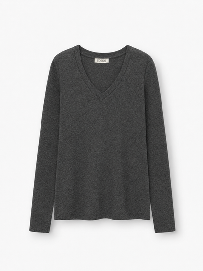 Ein langärmeliger Kaschmirpullover mit V-Ausschnitt und Rippbündchen in Anthrazit liegt flach auf einem weißen Hintergrund.