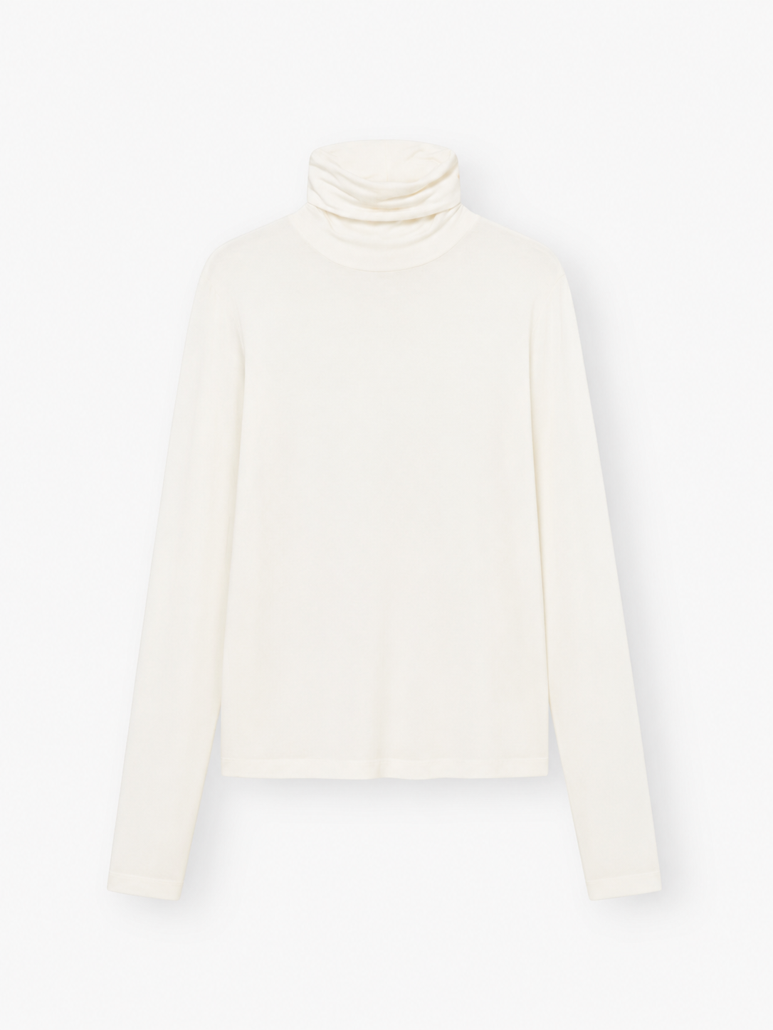 Das „Turtle Jersey White“, ein schlichter, langärmeliger, cremefarbener Rollkragenpullover, wird vor weißem Hintergrund präsentiert – ideal als weißes Jersey-Shirt für jeden Anlass. Dieses stilvolle Rollkragen-Shirt für Damen wird in Portugal meisterhaft gefertigt und verbindet Komfort mit zeitloser Eleganz.