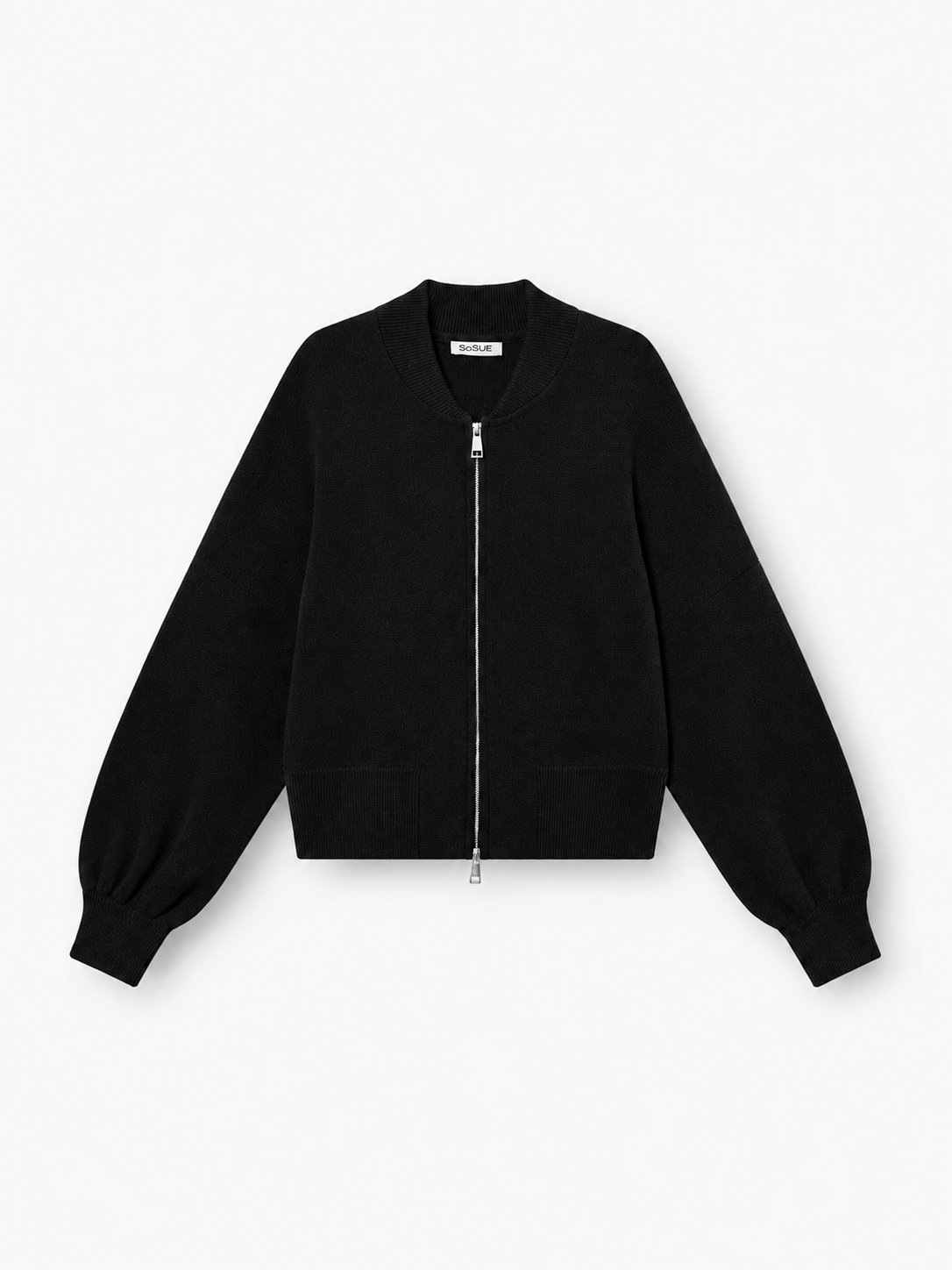 Die „Bomber Cardigan Schwarz“ ist eine Strickjacke im Bomber-Stil mit Reißverschluss, langen Ärmeln, gerippten Bündchen und einem abgerundeten Kragen – stilvoll auf weißem Hintergrund präsentiert.