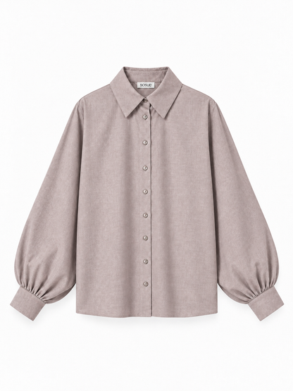 Bluse Antonia Slim Flannel Taupe – langärmeliges Hemd mit Knopfleiste, Kragen und gerafften Manschetten.