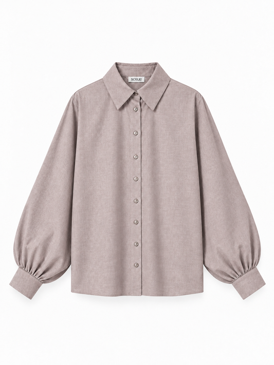 Bluse Antonia Slim Flannel Taupe – langärmeliges Hemd mit Knopfleiste, Kragen und gerafften Manschetten.