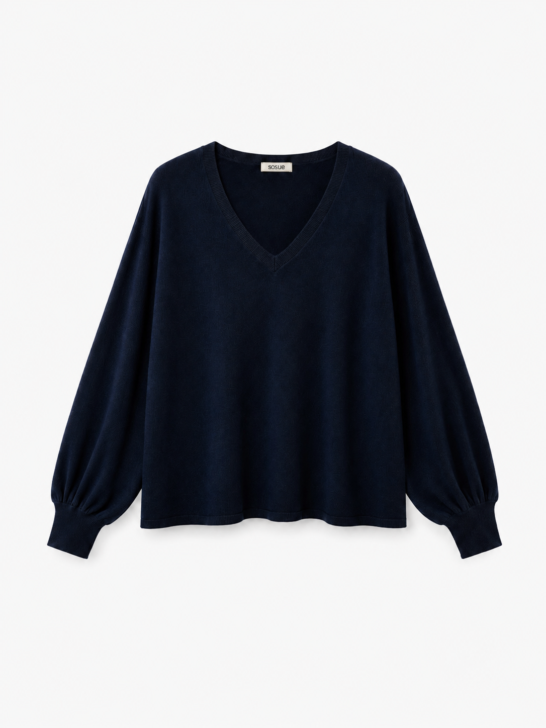 Der Pullover „Antonia“ mit V-Ausschnitt in Dunkelblau ist eine langärmelige, dunkelblaue Bluse mit V-Ausschnitt und lockeren, leicht gepufften Ärmeln mit Manschetten. Er wird vor einem weißen Hintergrund gezeigt.