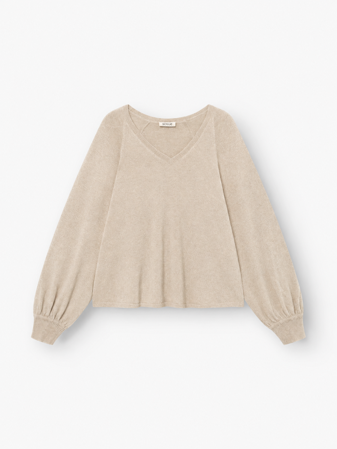 Der Pullover „Antonia V-Neck Puder“ ist ein beiger Langarmpullover mit lockerer Passform, gerippten Bündchen und einem weichen Mischgewebe, der hier flach auf einem weißen Hintergrund abgebildet ist.