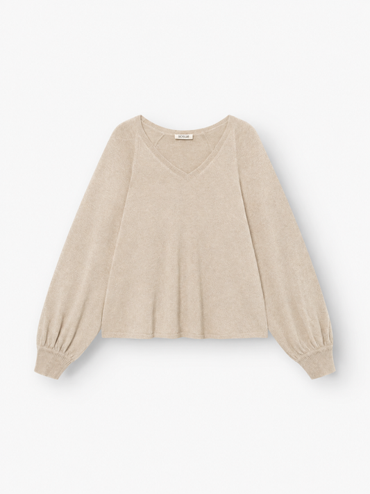 Der Pullover „Antonia V-Neck Puder“ ist ein beiger Langarmpullover mit lockerer Passform, gerippten Bündchen und einem weichen Mischgewebe, der hier flach auf einem weißen Hintergrund abgebildet ist.