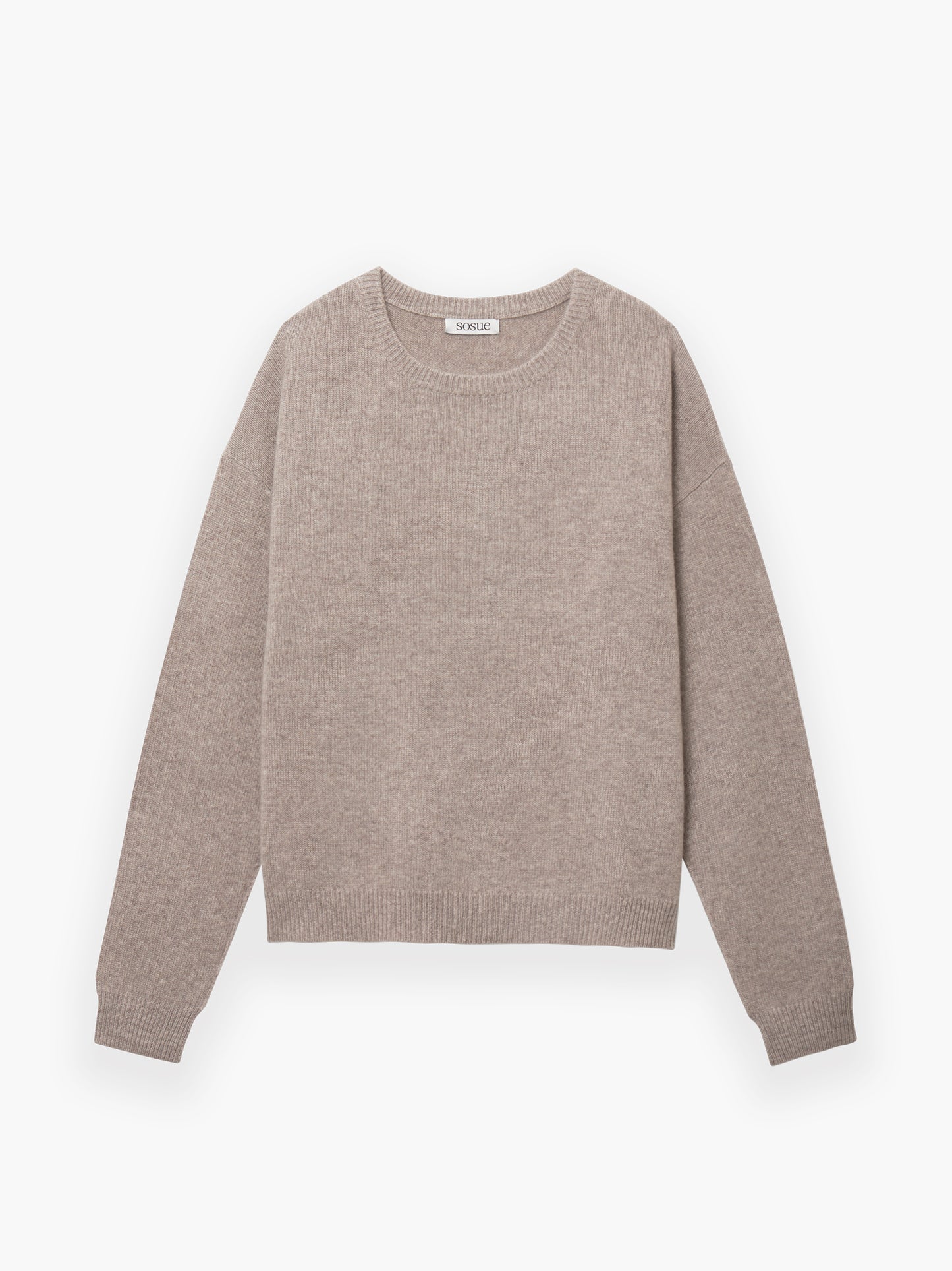 Pullover Boyfriend Beige: Locker geschnittener, langärmeliger Strickpullover mit Rundhalsausschnitt und gerippten Bündchen, Saum sowie Hals - der perfekte Kaschmirpullover für Damen. Flatlay auf weißem Hintergrund.