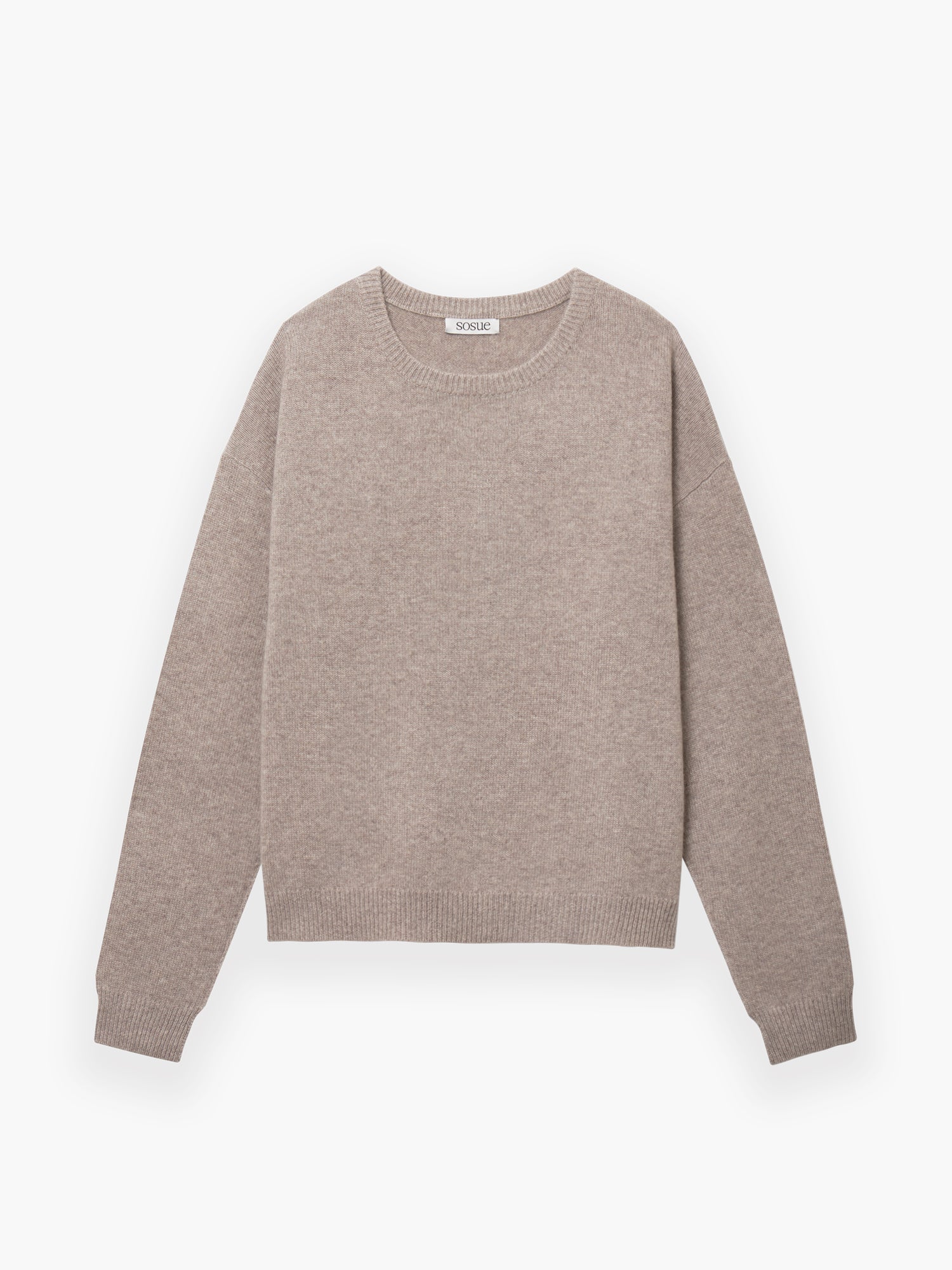 Pullover Boyfriend Beige: Locker geschnittener, langärmeliger Strickpullover mit Rundhalsausschnitt und gerippten Bündchen, Saum sowie Hals - der perfekte Kaschmirpullover für Damen. Flatlay auf weißem Hintergrund.