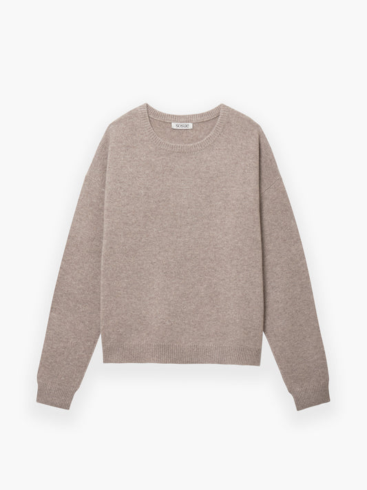 Pullover Boyfriend Beige: Locker geschnittener, langärmeliger Strickpullover mit Rundhalsausschnitt und gerippten Bündchen, Saum sowie Hals - der perfekte Kaschmirpullover für Damen. Flatlay auf weißem Hintergrund.